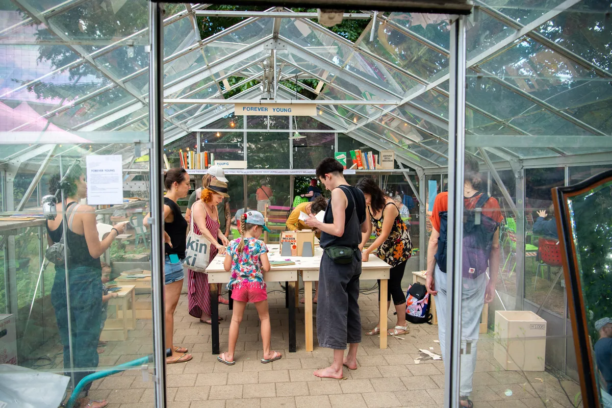 Das Hinterhalt-Festival brilliert nicht nur mit seinem Ortskonzept, sondern motiviert auch junge Kunstschaffende. (Archiv) In einem Gewächshaus machen Kinder und Erwachsene Kunst.